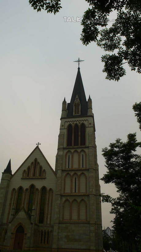 无人,竖图,室外,白天,仰视,旅游,度假,植物,窗户,标志建筑,地标,建筑,酒店,上海,中国,亚洲,墙,娱乐,建设,玻璃窗,墙壁,墙面,树,树木,蓝色,绿色,蓝天,天空,自然,天,享受,休闲,旅游胜地,放松,泰晤士小镇,生长,晴朗,成长,申,东亚,上海立诗顿酒店,松江区,上海市,松江新城,万里无云,中华人民共和国,沪,华东地区,晴空,晴空万里,彩图,低角度拍摄,旅店,shcm1