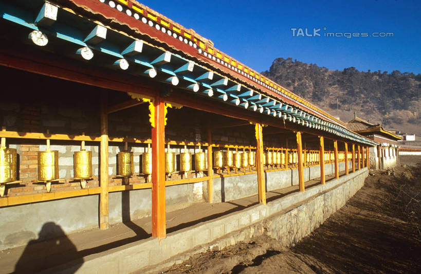 无人,寺庙,横图,室外,白天,正面,旅游,度假,名胜古迹,山,山脉,标志建筑,地标,建筑,中国,亚洲,一排,阴影,节日,遗迹,整齐,光线,影子,山峰,山峦,古迹,文化,文物,娱乐,建设,古建筑,排列,蓝色,蓝天,天空,阳光,庙宇,群山,天,祈祷,享受,休闲,健康,旅游胜地,放松,许愿,宗教,佛教,信仰,晴朗,纪念,祈求,队列,古文明,东亚,转经筒,甘肃,甘肃省,转经轮,法轮,碌曲县,郎木寺,郎木寺镇,万里无云,中华人民共和国,玛尼轮,西北地区,甘,释教,郎木寺乡,平安,晴空,晴空万里,彩图,庙,寺,经轮,玛尼解脱轮,祈祷轮,shcm1
