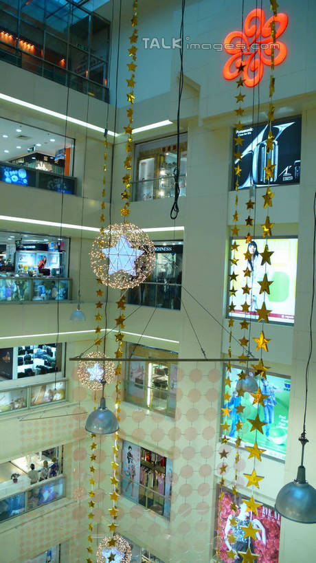 无人,商店,竖图,室内,白天,正面,购物,旅游,度假,消费,窗户,落地窗,标志建筑,超市,橱窗,地标,建筑,商场,上海,中国,亚洲,阴影,光线,影子,墙,灯光,娱乐,建设,玻璃窗,墙壁,墙面,享受,休闲,旅游胜地,放松,金融,百货,申,选购,贸易,百货公司,东亚,玻璃橱窗,汇金百货,徐汇区,上海市,中华人民共和国,沪,华东地区,血拼,彩图,购物商场,购物中心,商业中心,肇嘉浜路,shcm1