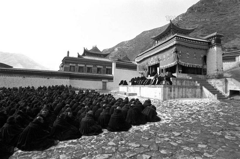 东方人,无人,和尚,寺庙,坐,横图,黑白,室外,白天,正面,民族服装,旅游,度假,名胜古迹,山,山脉,标志建筑,地标,建筑,中国,亚洲,服装,节日,遗迹,山峰,山峦,许多人,燃烧,黄种人,古迹,文化,文物,娱乐,建设,古建筑,衣服,香火,庙宇,群山,祈祷,一群人,享受,休闲,健康,旅游胜地,放松,许愿,宗教,服饰,信仰,纪念,祈求,衣着,穿着,古文明,东亚,甘肃,甘肃省,夏河县,拉卜楞寺,中华人民共和国,西北地区,甘,衣饰,夏河,平安,男人,男性,年轻男性,中年男性,亚洲人,比丘,高僧,僧,僧侣,僧人,沙弥,修行僧,坐着,传统服装,民俗服,庙,寺,shcm1