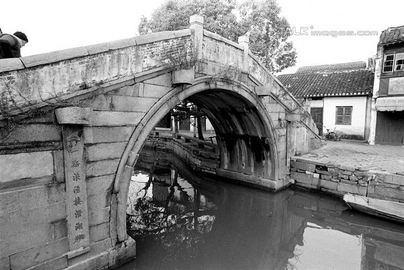 无人,家,横图,黑白,室外,白天,正面,旅游,度假,河流,石头,名胜古迹,水,植物,标志建筑,地标,建筑,中国,亚洲,波纹,遗迹,石子,房屋,屋子,河水,水流,桥,涟漪,古迹,文物,娱乐,建设,古建筑,江苏,石桥,楼房,拱桥,住宅,栈桥,树,树木,倒影,水纹,自然,波浪,享受,休闲,旅游胜地,放松,拱形,生长,成长,人行桥,石拱桥,倒映,古文明,东亚,江苏省,锦溪,昆山,昆山市,中华人民共和国,华东地区,苏,水晕,反照,鹿城,石块,房子,锦溪镇,shcm1
