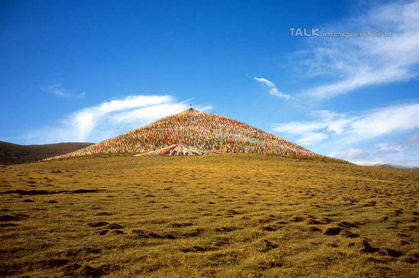 无人,横图,室外,白天,仰视,旅游,度假,石头,美景,山,山脉,植物,旗帜,中国,亚洲,阴影,枯萎,光线,石子,影子,景观,山峰,云,云朵,枯草,山峦,云彩,娱乐,旗子,经幡,草,黄色,蓝色,白云,蓝天,天空,阳光,自然,群山,天,享受,休闲,景色,放松,晴朗,自然风光,东亚,青海,青海省,久治县,风马旗,中华人民共和国,旌旗,旗号,西北地区,青,果洛,果洛州,果洛藏族自治州,石块,岩石,晴空,彩图,低角度拍摄,shcm1