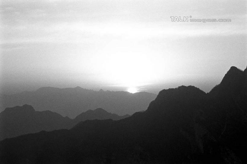 无人,横图,黑白,室外,白天,正面,旅游,度假,华山,石头,美景,山,山脉,雾,中国,亚洲,朦胧,模糊,石子,景观,山顶,山峰,山峦,背光,娱乐,天空,自然,群山,天,享受,休闲,景色,放松,迷雾,自然风光,逆光,东亚,陕西,陕西省,中华人民共和国,西北地区,陕,渭南,渭南市,颠峰,极峰,奇险天下第一山,西岳,西岳华山,石块,岩石,大雾,五岳之一,shcm1