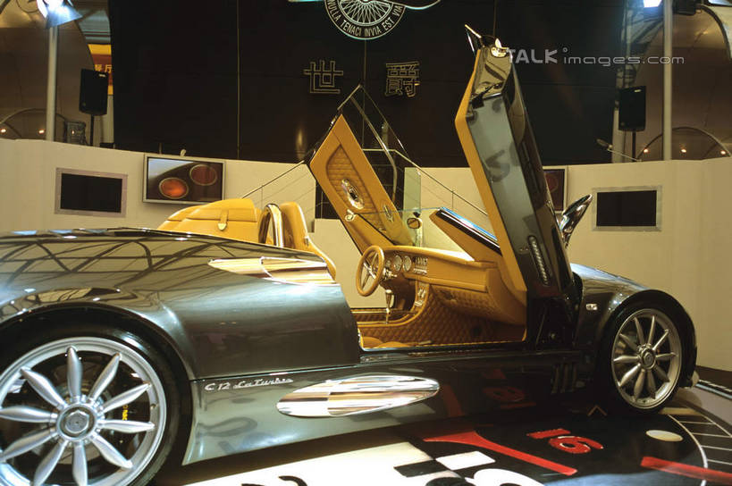 无人,横图,室内,白天,正面,汽车,一辆,阴影,光线,影子,墙,灯光,跑车,墙壁,墙面,车,黑色,轮胎,交通工具,展示,橡胶,展览,车展,载具,敞篷跑车,橡胶制品,车胎,世爵,世爵汽车,彩图,外胎,汽车展览,shcm1