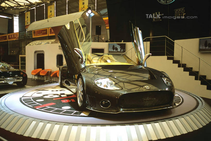 无人,栏杆,横图,室内,白天,正面,楼梯,汽车,一辆,阴影,光线,扶手,影子,阶梯,墙,灯光,跑车,护栏,墙壁,墙面,台阶,车,黑色,轮胎,交通工具,展示,橡胶,展览,车展,载具,敞篷跑车,橡胶制品,车胎,世爵,世爵汽车,彩图,外胎,汽车展览,shcm1