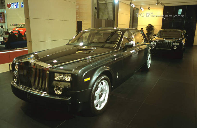 无人,横图,室内,白天,正面,窗户,汽车,照明,两辆,阴影,光线,影子,墙,灯光,玻璃窗,墙壁,墙面,车,灯,黑色,车窗,轮胎,灯具,交通工具,轿车,展示,橡胶,展览,车展,照亮,照明设备,载具,橡胶制品,车胎,劳斯莱斯,前照灯,前大灯,车前灯,彩图,外胎,汽车展览,shcm1