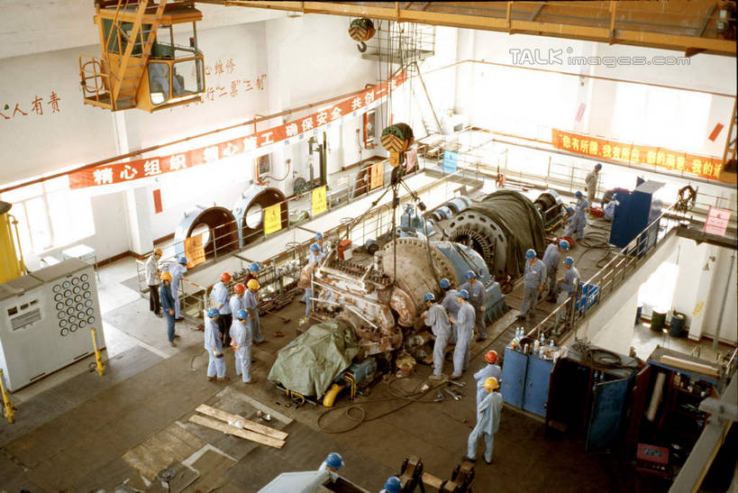 东方人,伙伴,朋友,工厂,站,横图,俯视,室内,白天,工作服,制服,友谊,合作,团队,机器,技术,帽子,亚洲,服装,环保,科学,发电机,头盔,许多人,黄种人,设备,工人,衣服,安全帽,站着,一群人,机械,发电厂,发电站,战略,服饰,能源,回收,资源,衣着,穿着,转换,能量,利用,低碳,循环,联合,合谋,工作制服,持续,衣饰,配合,协作,男人,男性,年轻男性,亚洲人,员工,站立,半身,彩图,高角度拍摄,工作套服,工地,制造厂,机械工人,匠人,劳动者,体力工,shcm1