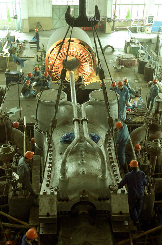 东方人,伙伴,朋友,工厂,站,竖图,俯视,室内,白天,工作服,制服,友谊,合作,团队,机器,技术,帽子,亚洲,服装,环保,科学,发电机,头盔,许多人,黄种人,设备,工人,衣服,安全帽,站着,一群人,机械,发电厂,发电站,战略,服饰,能源,回收,资源,衣着,穿着,转换,能量,利用,低碳,循环,联合,合谋,工作制服,持续,衣饰,配合,协作,男人,男性,年轻男性,亚洲人,员工,站立,半身,彩图,高角度拍摄,工作套服,工地,制造厂,机械工人,匠人,劳动者,体力工,shcm1