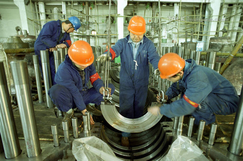 东方人,四个人,伙伴,朋友,工厂,站,横图,室内,白天,正面,工作服,制服,友谊,合作,团队,机器,技术,帽子,亚洲,服装,环保,科学,发电机,头盔,黄种人,设备,工人,衣服,安全帽,站着,机械,发电厂,发电站,战略,服饰,能源,回收,资源,衣着,穿着,转换,能量,利用,低碳,循环,联合,合谋,工作制服,持续,衣饰,配合,协作,男人,男性,年轻男性,亚洲人,员工,站立,半身,彩图,工作套服,工地,制造厂,机械工人,匠人,劳动者,体力工,shcm1