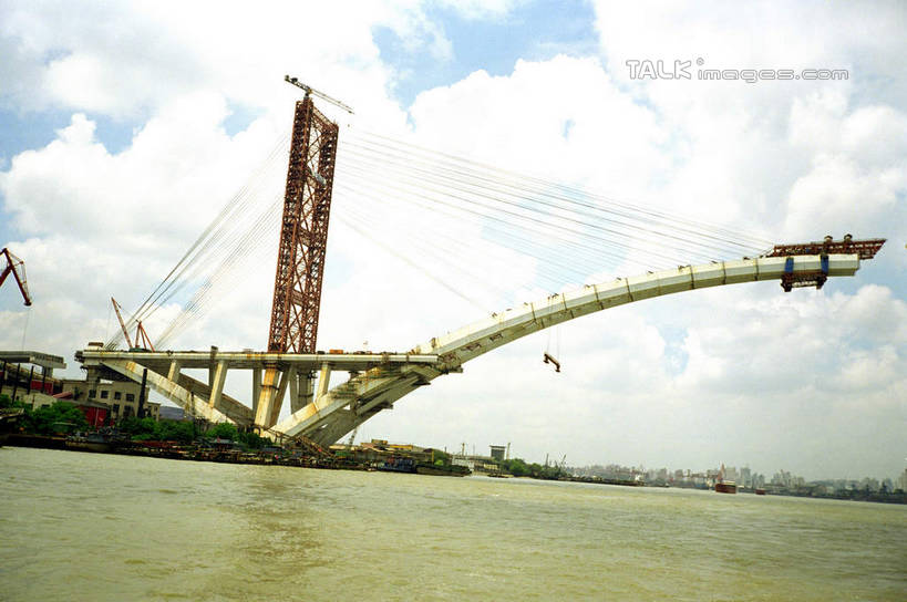 无人,高楼大厦,横图,室外,白天,正面,度假,河流,美景,水,城市风光,标志建筑,城市,大桥,大厦,地标,建筑,立交桥,摩天大楼,桥梁,上海,中国,亚洲,阴影,光线,影子,河水,景观,水流,云,云朵,高架,斜拉桥,桥,云彩,娱乐,建设,黄浦江,浦东,蓝色,白云,蓝天,天空,阳光,天,享受,休闲,卢浦大桥,景色,放松,晴朗,申,浦西,东亚,上海市,中华人民共和国,沪,华东地区,晴空,彩图,大楼,高层建筑,高楼,摩天楼,shcm1