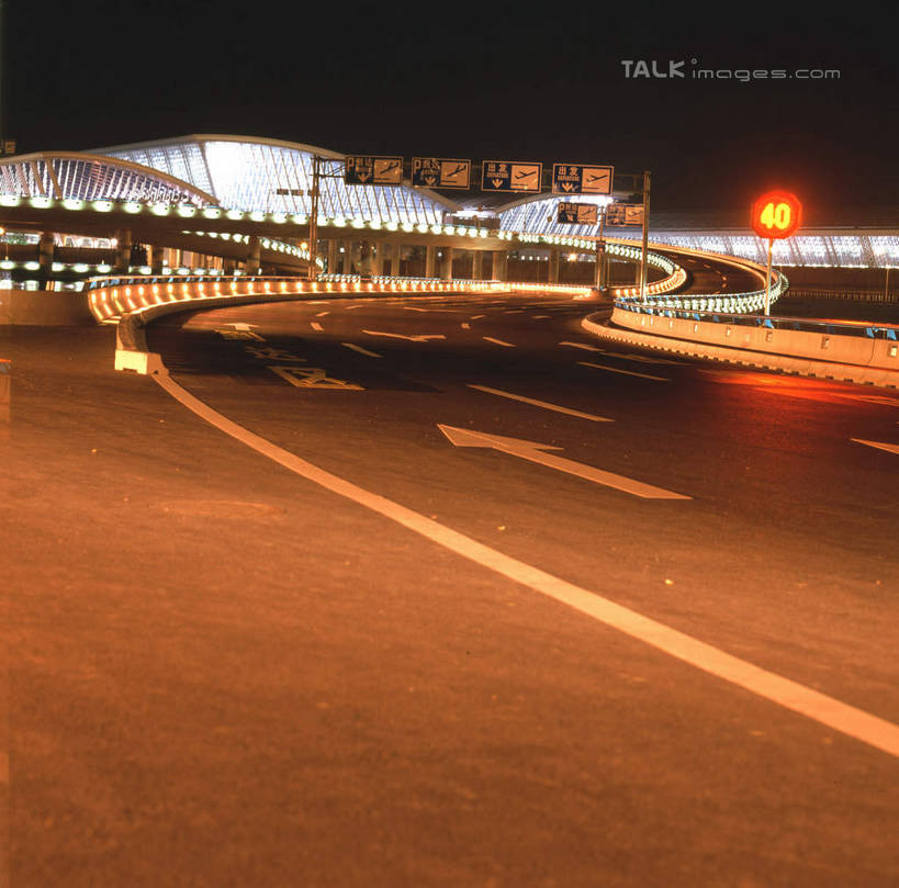 无人,机场,横图,室外,夜晚,正面,度假,美景,城市风光,城市,飞机场,路灯,照明,上海,中国,亚洲,阴影,光线,影子,景观,灯光,分界线,停车线,方向,娱乐,航空,浦东,箭头,灯,停机坪,享受,休闲,景色,放松,车行道,车行道分界线,照亮,申,指向,照明设备,标线,浦东新区,东亚,车行线,上海市,中华人民共和国,沪,华东地区,簇,彩图,上海浦东国际机场,shcm1