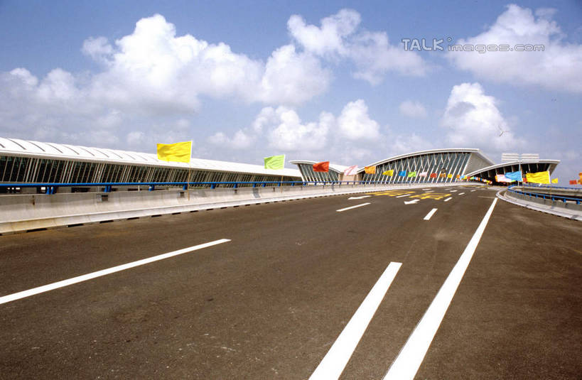 无人,机场,横图,室外,白天,正面,度假,美景,城市风光,城市,飞机场,上海,中国,亚洲,阴影,光线,影子,景观,云,云朵,分界线,停车线,云彩,娱乐,航空,浦东,蓝色,白云,蓝天,天空,阳光,停机坪,天,享受,休闲,景色,放松,晴朗,车行道,车行道分界线,申,标线,浦东新区,东亚,车行线,上海市,中华人民共和国,沪,华东地区,晴空,彩图,上海浦东国际机场,shcm1