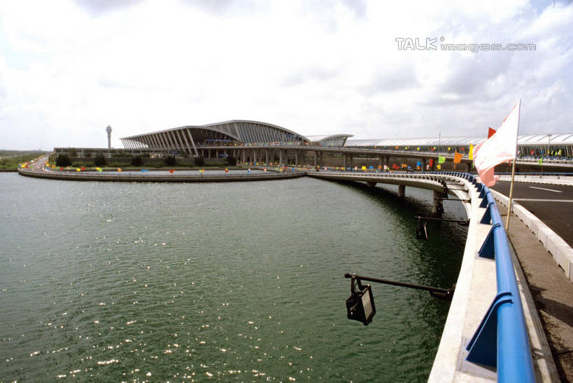 无人,机场,横图,室外,白天,正面,度假,湖,湖泊,美景,水,城市风光,城市,飞机场,上海,中国,亚洲,阴影,波纹,光线,影子,湖面,景观,水流,水面,云,云朵,涟漪,云彩,娱乐,航空,浦东,蓝色,白云,倒影,蓝天,水纹,天空,阳光,停机坪,波浪,湖水,天,享受,休闲,景色,放松,晴朗,申,倒映,浦东新区,东亚,上海市,中华人民共和国,沪,华东地区,水晕,反照,晴空,彩图,上海浦东国际机场,shcm1