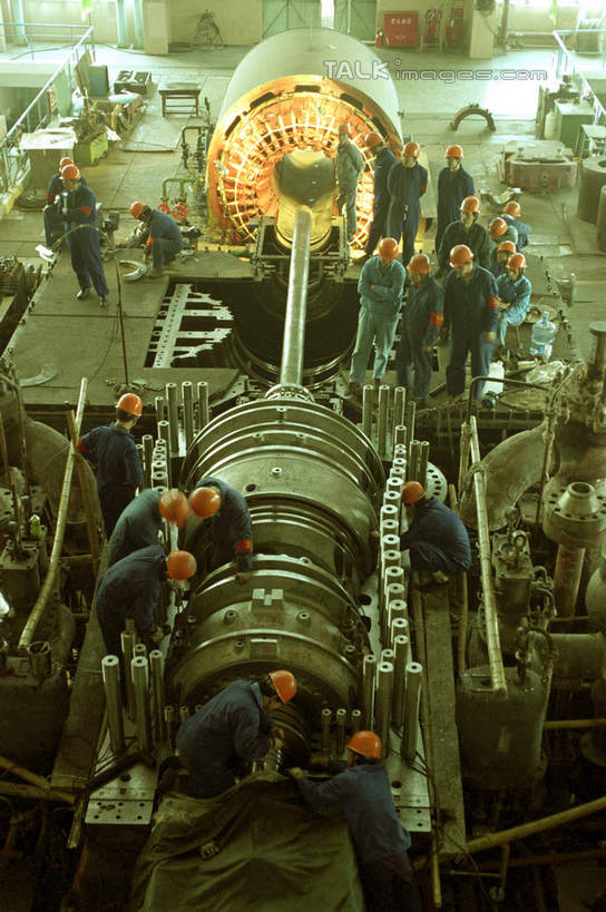 东方人,伙伴,朋友,工厂,站,竖图,俯视,室内,白天,工作服,制服,友谊,合作,团队,机器,帽子,亚洲,握,服装,头盔,许多人,拿,拿着,注视,黄种人,工人,衣服,安全帽,观察,看,站着,一群人,机械,战略,握着,服饰,观看,察看,衣着,穿着,关注,汽轮机,联合,合谋,工作制服,衣饰,配合,协作,男人,男性,年轻男性,亚洲人,员工,站立,半身,彩图,高角度拍摄,工作套服,工地,制造厂,机械工人,匠人,劳动者,体力工,动力机械,蒸汽透平,shcm1