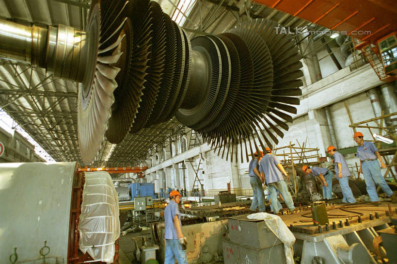 东方人,伙伴,朋友,工厂,站,横图,室内,白天,仰视,工作服,制服,友谊,合作,团队,机器,帽子,亚洲,握,阴影,服装,反射,头盔,影子,许多人,拿,拿着,注视,黄种人,工人,衣服,安全帽,观察,看,站着,一群人,机械,战略,握着,服饰,观看,察看,衣着,穿着,关注,汽轮机,联合,合谋,工作制服,衣饰,配合,协作,男人,男性,年轻男性,亚洲人,员工,站立,半身,彩图,低角度拍摄,工作套服,工地,制造厂,机械工人,匠人,劳动者,体力工,动力机械,蒸汽透平,shcm1