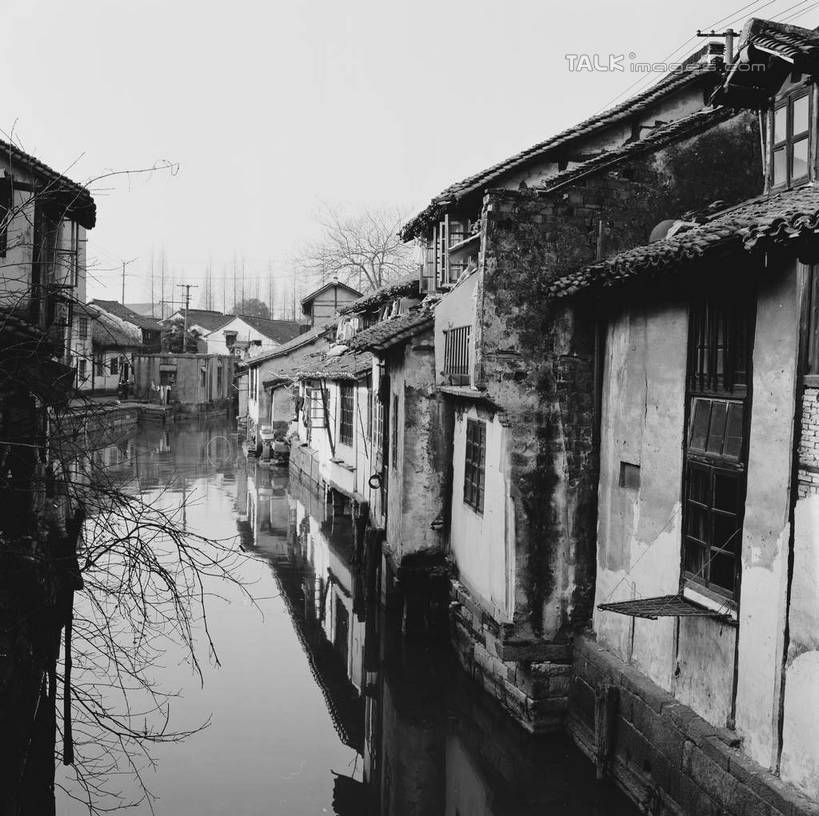 无人,家,横图,黑白,室外,白天,正面,旅游,度假,河流,名胜古迹,水,植物,标志建筑,地标,建筑,上海,中国,亚洲,波纹,遗迹,房屋,屋子,河水,水流,涟漪,古迹,文物,娱乐,建设,古建筑,楼房,住宅,树,树木,倒影,水纹,天空,自然,波浪,天,享受,休闲,旅游胜地,放松,朱家角,生长,成长,申,倒映,青浦区,古文明,东亚,淀山湖,上海市,朱家角镇,中华人民共和国,沪,华东地区,水晕,反照,朱家角古镇,淀山湖风景区,房子,shcm1