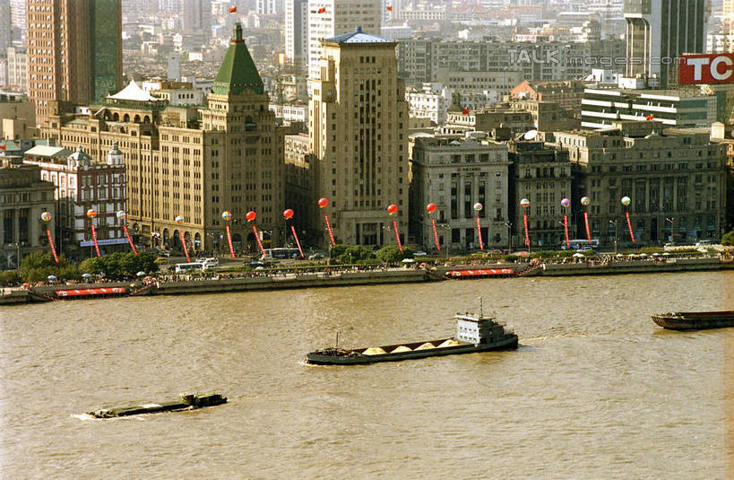 无人,高楼大厦,横图,俯视,航拍,室外,白天,度假,河流,美景,水,植物,城市风光,标志建筑,城市,大厦,地标,建筑,轮船,摩天大楼,船,上海,中国,亚洲,阴影,波纹,飞溅,溅,光线,液体,影子,河水,景观,水滴,水流,娱乐,建设,黄浦江,水珠,树,树木,绿色,水纹,阳光,自然,船尾波,交通工具,外滩,波浪,享受,休闲,景色,放松,生长,成长,上海大厦,申,鸟瞰,喷洒,载具,黄浦区,浦西,东亚,万国建筑博览群,外滩万国建筑博览群,上海总会,亚细亚大楼,东风饭店,有利大楼,日清大楼,中国通商银行大楼,招商局大楼,大北电报公司大楼,浦东发展银行大楼,上海海关大楼,交通银行大楼,华俄道胜银行大楼,台湾银行大楼,麦加利银行大楼,友邦大厦,和平饭店南楼,和平饭店北楼,中国银行大楼,怡泰邮船大楼,正金大楼,怡和洋行大楼,东方大楼,英国领事馆,俄罗斯总领事馆,气象信号台,中山东一路,上海市,中华人民共和国,沪,华东地区,彩图,高角度拍摄,大楼,高层建筑,高楼,摩天楼,黄埔滩,上海外滩,外黄埔滩,shcm1