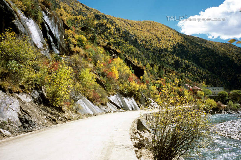 无人,横图,室外,白天,正面,旅游,度假,石头,美景,山,山脉,树林,植物,中国,亚洲,阴影,光线,石子,影子,景观,山峰,云,云朵,山峦,云彩,娱乐,树,树木,蓝色,绿色,白云,蓝天,天空,阳光,自然,群山,天,享受,休闲,景色,放松,四川省,生长,晴朗,成长,自然风光,东亚,四川,稻城,甘孜藏族自治州,中华人民共和国,西南地区,川,甘孜,甘孜州,石块,岩石,晴空,彩图,稻城县,shcm1