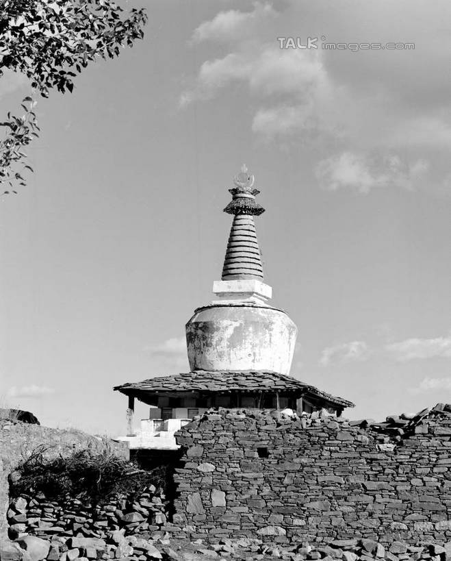 无人,寺庙,竖图,黑白,室外,白天,正面,旅游,度假,名胜古迹,植物,标志建筑,地标,建筑,中国,亚洲,节日,遗迹,云,云朵,燃烧,云彩,古迹,文化,文物,娱乐,建设,古建筑,树,树木,白云,自然,香火,庙宇,祈祷,享受,休闲,健康,旅游胜地,放松,许愿,宗教,信仰,四川省,生长,成长,纪念,祈求,古文明,东亚,四川,稻城,甘孜藏族自治州,中华人民共和国,西南地区,川,甘孜,甘孜州,平安,庙,寺,稻城县,shcm1