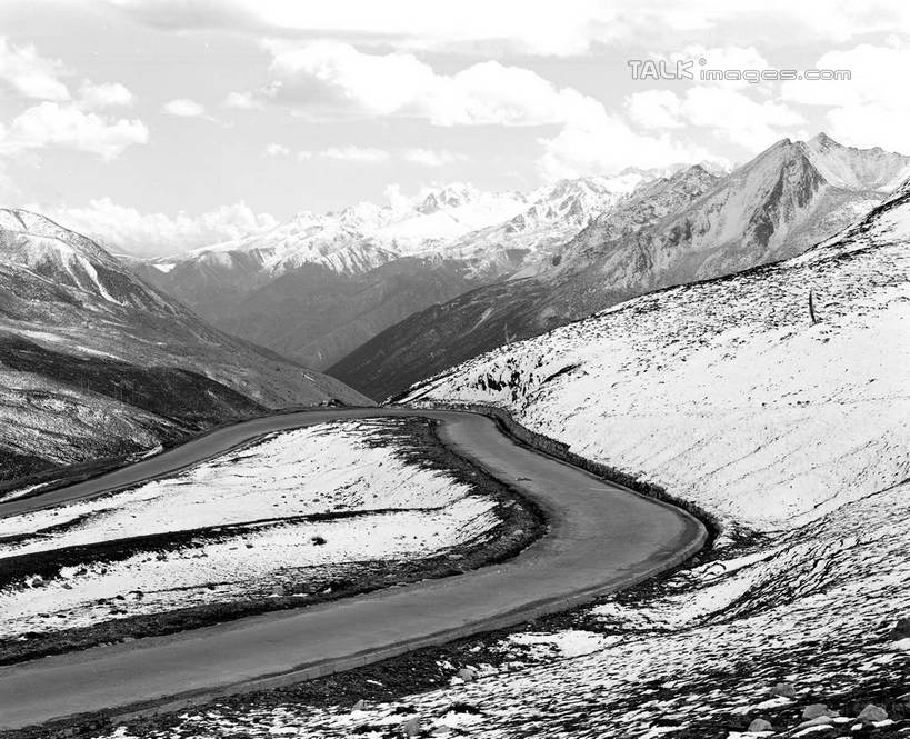无人,横图,黑白,室外,白天,正面,旅游,度假,石头,美景,山,雪,雪山,大雪,道路,路,中国,亚洲,曲折,弯曲,石子,冰,积雪,景观,山峰,雪景,云,云朵,冬季,冬天,小路,交通,山峦,云彩,娱乐,白云,自然,享受,休闲,景色,放松,寒冷,蜿蜒,四川省,乡间小路,冰冷,自然风光,东亚,四川,康定,甘孜藏族自治州,康定县,折多山,中华人民共和国,西南地区,严寒,川,甘孜,甘孜州,冰凉,酷寒,凛冽,凛凛,极冷,石块,岩石,shcm1