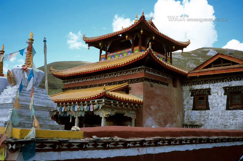 无人,寺庙,横图,室外,白天,正面,旅游,度假,名胜古迹,标志建筑,地标,建筑,中国,亚洲,阴影,节日,遗迹,光线,影子,墙,屋顶,云,云朵,燃烧,云彩,顶棚,古迹,文化,文物,娱乐,建设,古建筑,墙壁,墙面,蓝色,白云,蓝天,天空,阳光,香火,庙宇,天,祈祷,享受,休闲,健康,旅游胜地,放松,许愿,宗教,信仰,四川省,晴朗,纪念,祈求,古文明,东亚,四川,康定,甘孜藏族自治州,康定县,塔公寺,中华人民共和国,西南地区,川,甘孜,甘孜州,平安,晴空,彩图,庙,寺,塔公镇,shcm1