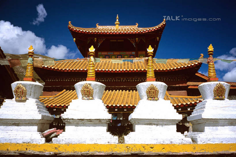 无人,寺庙,横图,室外,白天,仰视,旅游,度假,名胜古迹,标志建筑,地标,建筑,中国,亚洲,阴影,节日,遗迹,光线,影子,墙,屋顶,云,云朵,燃烧,云彩,顶棚,古迹,文化,文物,娱乐,建设,古建筑,墙壁,墙面,蓝色,白云,蓝天,天空,阳光,香火,庙宇,天,祈祷,享受,休闲,健康,旅游胜地,放松,许愿,宗教,信仰,四川省,晴朗,纪念,祈求,古文明,东亚,四川,康定,甘孜藏族自治州,康定县,塔公寺,中华人民共和国,西南地区,川,甘孜,甘孜州,平安,晴空,彩图,低角度拍摄,庙,寺,塔公镇,shcm1