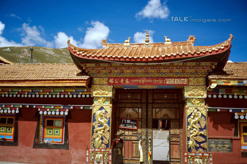 无人,寺庙,横图,室外,白天,仰视,旅游,度假,名胜古迹,门,标志建筑,地标,建筑,中国,亚洲,阴影,节日,遗迹,光线,影子,墙,云,云朵,燃烧,云彩,古迹,文化,文物,娱乐,建设,古建筑,墙壁,墙面,蓝色,白云,蓝天,天空,阳光,香火,门框,庙宇,天,祈祷,享受,休闲,健康,旅游胜地,放松,许愿,宗教,信仰,四川省,晴朗,纪念,祈求,古文明,东亚,四川,康定,甘孜藏族自治州,康定县,塔公寺,中华人民共和国,西南地区,川,甘孜,甘孜州,平安,晴空,彩图,低角度拍摄,庙,寺,塔公镇,shcm1