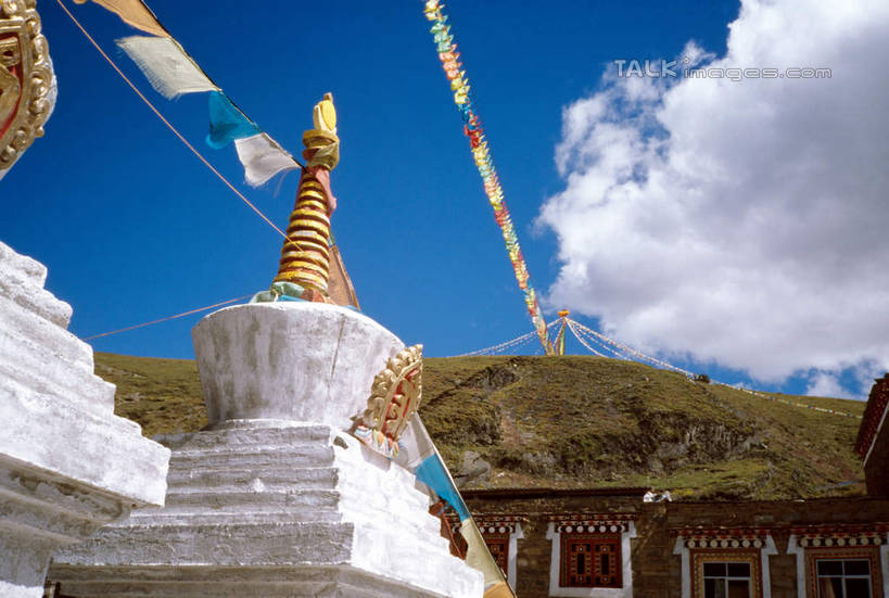 无人,寺庙,横图,室外,白天,仰视,旅游,度假,草地,草坪,名胜古迹,山,山脉,植物,标志建筑,地标,建筑,旗帜,中国,亚洲,阴影,节日,遗迹,光线,影子,山峰,云,云朵,山峦,燃烧,云彩,古迹,文化,文物,娱乐,旗子,建设,古建筑,草,蓝色,绿色,白云,蓝天,天空,阳光,香火,庙宇,群山,天,祈祷,享受,休闲,健康,旅游胜地,放松,许愿,宗教,信仰,四川省,晴朗,纪念,祈求,古文明,东亚,四川,康定,甘孜藏族自治州,康定县,塔公寺,中华人民共和国,西南地区,川,甘孜,甘孜州,旌旗,旗号,平安,晴空,彩图,低角度拍摄,庙,寺,塔公镇,shcm1