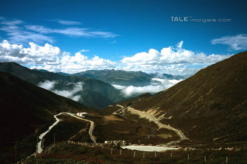 无人,横图,俯视,航拍,室外,白天,旅游,度假,草地,草坪,美景,山,山脉,植物,道路,路,公路,中国,亚洲,阴影,光线,影子,景观,山峰,云,云朵,交通,山峦,云彩,娱乐,草,蓝色,绿色,白云,蓝天,天空,阳光,自然,群山,天,享受,休闲,景色,放松,四川省,晴朗,鸟瞰,自然风光,东亚,四川,康定,甘孜藏族自治州,康定县,新都桥,中华人民共和国,西南地区,川,甘孜,甘孜州,晴空,马路,彩图,高角度拍摄,新都桥镇,shcm1
