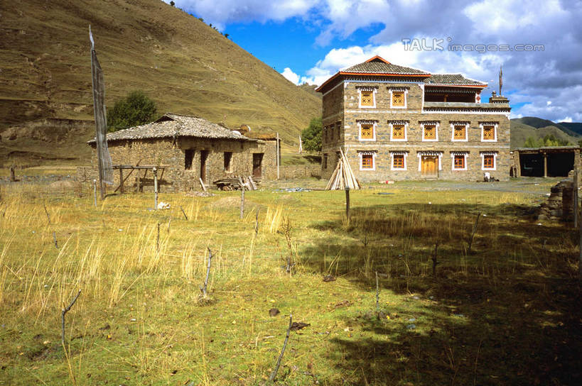 无人,家,横图,室外,白天,正面,旅游,度假,草地,草坪,美景,植物,中国,亚洲,阴影,光线,影子,房屋,屋子,景观,云,云朵,云彩,娱乐,楼房,住宅,草,树,树木,蓝色,绿色,白云,蓝天,天空,阳光,自然,天,享受,休闲,景色,放松,四川省,生长,晴朗,成长,自然风光,东亚,四川,康定,甘孜藏族自治州,康定县,新都桥,中华人民共和国,西南地区,川,甘孜,甘孜州,晴空,彩图,房子,新都桥镇,shcm1