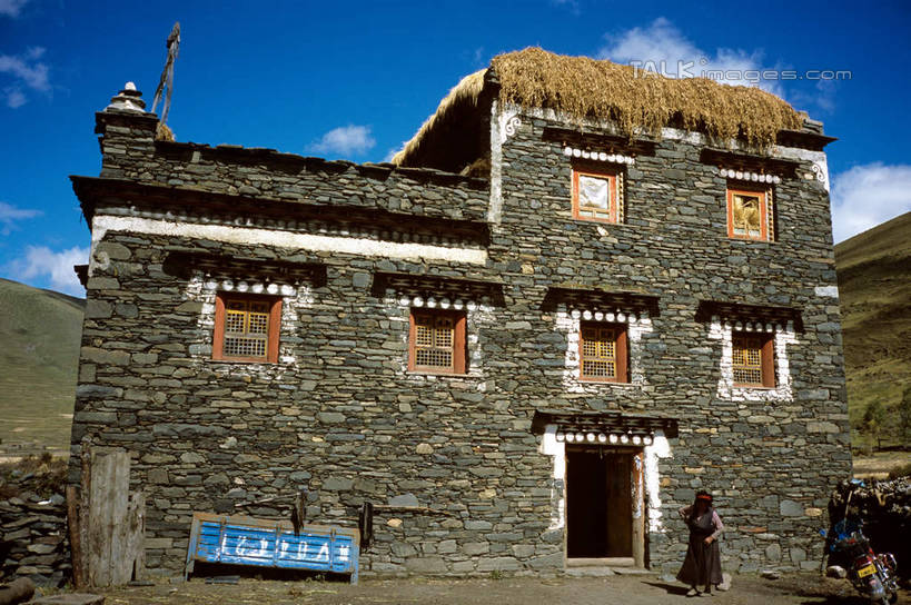 无人,家,横图,室外,白天,仰视,旅游,度假,美景,窗户,门,中国,亚洲,阴影,光线,影子,房屋,墙,屋子,景观,云,云朵,云彩,娱乐,楼房,玻璃窗,墙壁,墙面,住宅,蓝色,白云,蓝天,天空,阳光,自然,门框,天,享受,休闲,景色,放松,四川省,晴朗,自然风光,东亚,四川,康定,甘孜藏族自治州,康定县,新都桥,中华人民共和国,西南地区,川,甘孜,甘孜州,晴空,彩图,低角度拍摄,房子,新都桥镇,shcm1