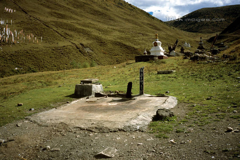 无人,横图,室外,白天,正面,旅游,度假,草地,草坪,美景,山,山脉,植物,中国,亚洲,阴影,光线,影子,景观,山峰,云,云朵,山峦,云彩,娱乐,草,蓝色,绿色,白云,蓝天,天空,阳光,自然,群山,天,享受,休闲,墓地,景色,放松,晴朗,坟墓,陵墓,自然风光,坟场,东亚,青海,青海省,神山天葬台,中华人民共和国,西北地区,青,玉树州,玉树藏族自治州,晴空,玉树,彩图,shcm1