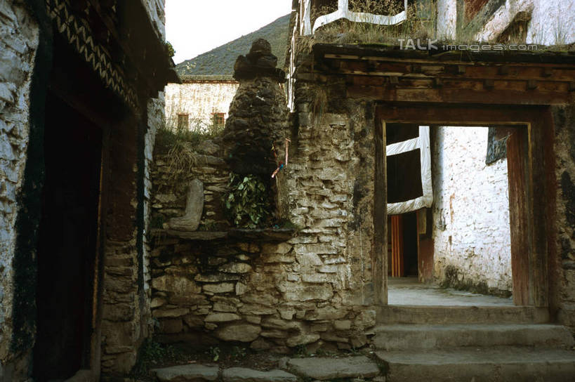 无人,寺庙,横图,室外,白天,正面,旅游,度假,名胜古迹,楼梯,门,标志建筑,地标,建筑,中国,亚洲,节日,遗迹,阶梯,墙,燃烧,古迹,文化,文物,娱乐,建设,古建筑,墙壁,墙面,台阶,香火,门框,庙宇,祈祷,享受,休闲,健康,旅游胜地,放松,许愿,宗教,信仰,四川省,纪念,祈求,古文明,东亚,四川,康定,甘孜藏族自治州,康定县,新都桥,中华人民共和国,西南地区,川,甘孜,甘孜州,平安,彩图,庙,寺,新都桥镇,shcm1