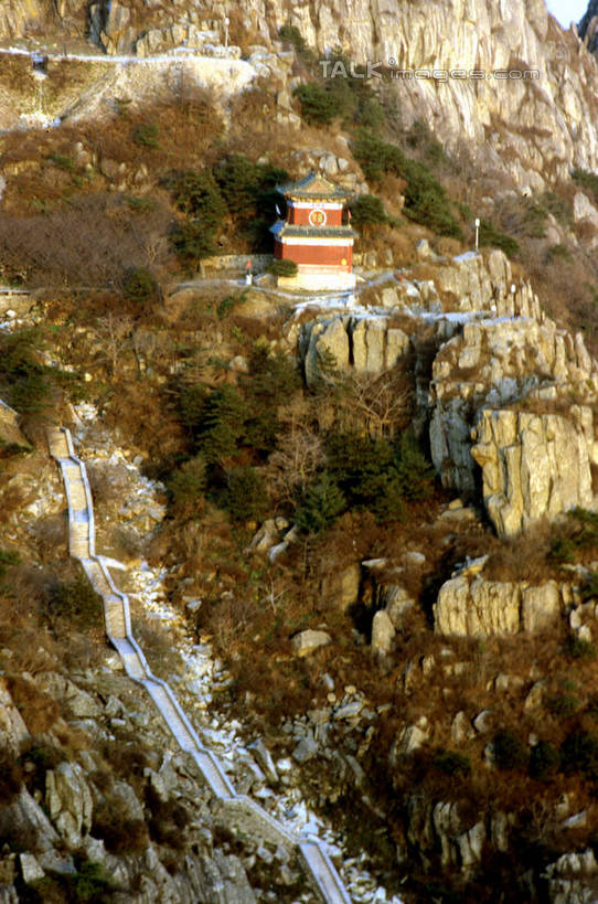 无人,家,竖图,室外,白天,正面,旅游,度假,石头,美景,名胜古迹,森林,山,山脉,树林,植物,标志建筑,地标,建筑,泰山,中国,亚洲,阴影,遗迹,光线,石子,影子,房屋,屋子,景观,山峰,山峦,古迹,文物,娱乐,建设,古建筑,山东,楼房,住宅,树,树木,绿色,阳光,自然,群山,享受,休闲,旅游胜地,景色,放松,生长,成长,自然风光,古文明,东亚,山东省,泰安,中华人民共和国,华东地区,鲁,泰安市,岱山,岱宗,东岳,中国五岳之首,石块,岩石,彩图,房子,shcm1