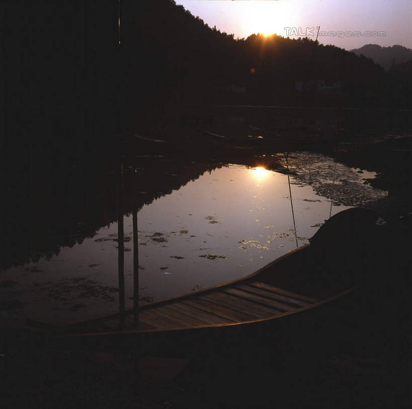 无人,横图,室外,白天,正面,旅游,度假,湖,湖泊,黄山,美景,日落,水,植物,船,中国,亚洲,波纹,湖面,景观,水流,水面,晚霞,霞光,落日,涟漪,背光,娱乐,树,树木,绿色,倒影,水纹,自然,黄昏,交通工具,波浪,湖水,享受,休闲,景色,彩霞,放松,生长,成长,倒映,舟,自然风光,载具,逆光,东亚,安徽,安徽省,黄山市,歙县,渔梁坝,乌篷船,中华人民共和国,华东地区,水晕,皖,夕照,反照,薄暮,夕阳,彩图,傍晚,渔梁镇,斜阳,shcm1