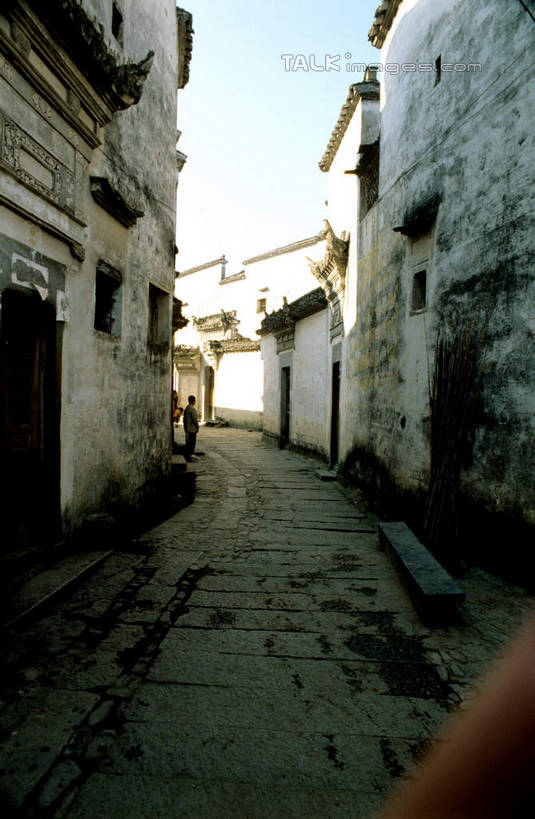 无人,家,竖图,室外,白天,正面,旅游,度假,黄山,美景,门,道路,路,中国,亚洲,阴影,光线,影子,房屋,墙,屋子,景观,小路,交通,娱乐,楼房,墙壁,墙面,住宅,蓝色,蓝天,天空,阳光,自然,门框,天,享受,休闲,景色,放松,晴朗,自然风光,东亚,安徽,安徽省,黄山市,黟县,南屏,南屏村,万里无云,中华人民共和国,华东地区,皖,晴空,晴空万里,彩图,房子,碧阳,碧阳镇,shcm1