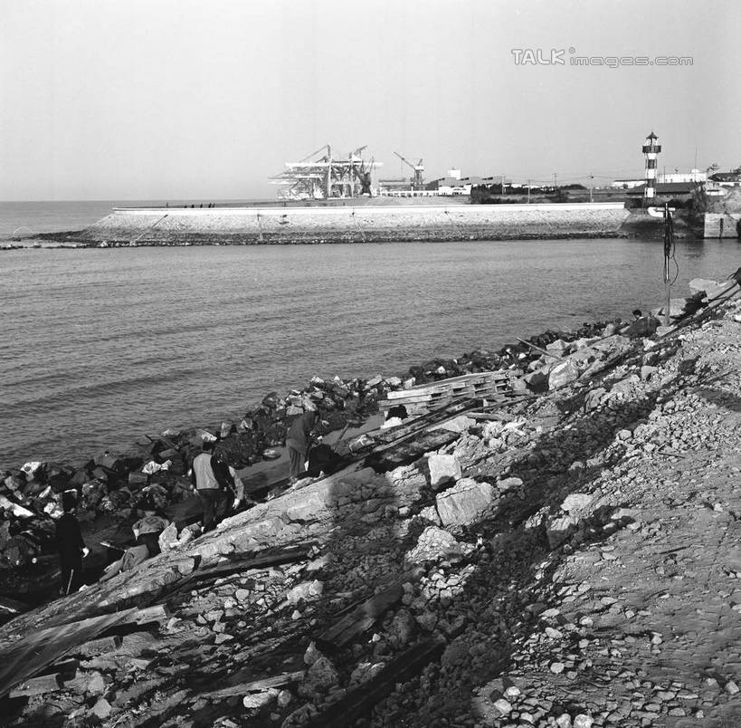 无人,码头,横图,黑白,室外,白天,正面,旅游,度假,海浪,海洋,石头,美景,沙滩,港口,上海,中国,亚洲,沙子,石子,海岸,景观,浪花,沙地,娱乐,天空,自然,海水,天,享受,休闲,景色,放松,申,自然风光,海景,东亚,上海市,长兴岛,中华人民共和国,沪,华东地区,崇明县,大海,风浪,海,海水的波动,海滩,近岸浪,石块,岩石,涌浪,摆渡口,埠头,渡口,渡头,港湾,海港,货运码头,口岸,商港,shcm1