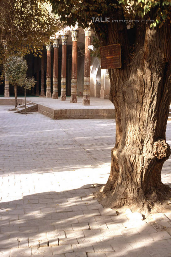 无人,竖图,室外,白天,正面,旅游,度假,名胜古迹,植物,标志建筑,地标,建筑,中国,亚洲,阴影,遗迹,光线,影子,古迹,文物,娱乐,建设,古建筑,树,树木,绿色,阳光,自然,享受,休闲,墓地,旅游胜地,放松,生长,成长,坟墓,陵墓,坟场,古文明,东亚,喀什,香妃墓,新疆,中华人民共和国,新疆维吾尔自治区,西北地区,喀什市,彩图,喀什地区,香妃墓地,新,shcm1