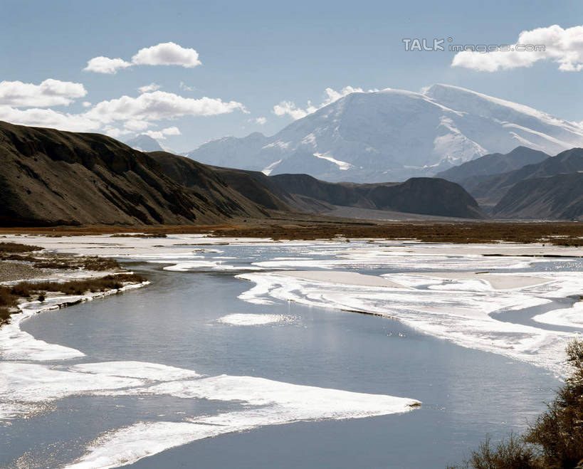 无人,横图,室外,白天,正面,旅游,度假,湖,湖泊,石头,美景,山,水,雪,雪山,大雪,中国,亚洲,阴影,波纹,光线,石子,影子,冰,湖面,积雪,景观,山峰,水流,水面,雪景,云,云朵,冬季,冬天,涟漪,山峦,云彩,娱乐,蓝色,白云,倒影,蓝天,水纹,天空,阳光,自然,波浪,湖水,天,享受,休闲,景色,放松,寒冷,晴朗,冰冷,倒映,自然风光,东亚,新疆,帕米尔高原,中华人民共和国,水晕,严寒,冰凉,酷寒,凛冽,凛凛,极冷,新疆维吾尔自治区,西北地区,反照,石块,岩石,晴空,彩图,新,shcm1