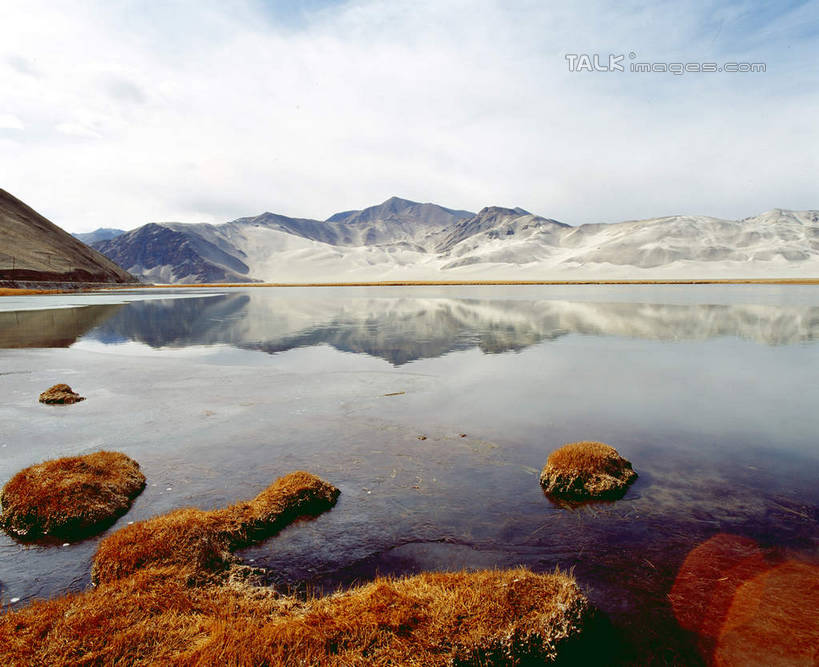 无人,横图,室外,白天,正面,旅游,度假,湖,湖泊,石头,美景,山,山脉,水,中国,亚洲,阴影,波纹,光线,石子,影子,湖面,景观,山峰,水流,水面,云,云朵,涟漪,山峦,云彩,娱乐,蓝色,白云,倒影,蓝天,水纹,天空,阳光,自然,波浪,湖水,群山,天,享受,休闲,景色,放松,晴朗,倒映,自然风光,东亚,新疆,白沙湖,阿勒泰地区,伊犁,中华人民共和国,水晕,新疆维吾尔自治区,西北地区,伊犁哈萨克自治州,反照,石块,岩石,晴空,彩图,哈巴河,哈巴河县,新,shcm1