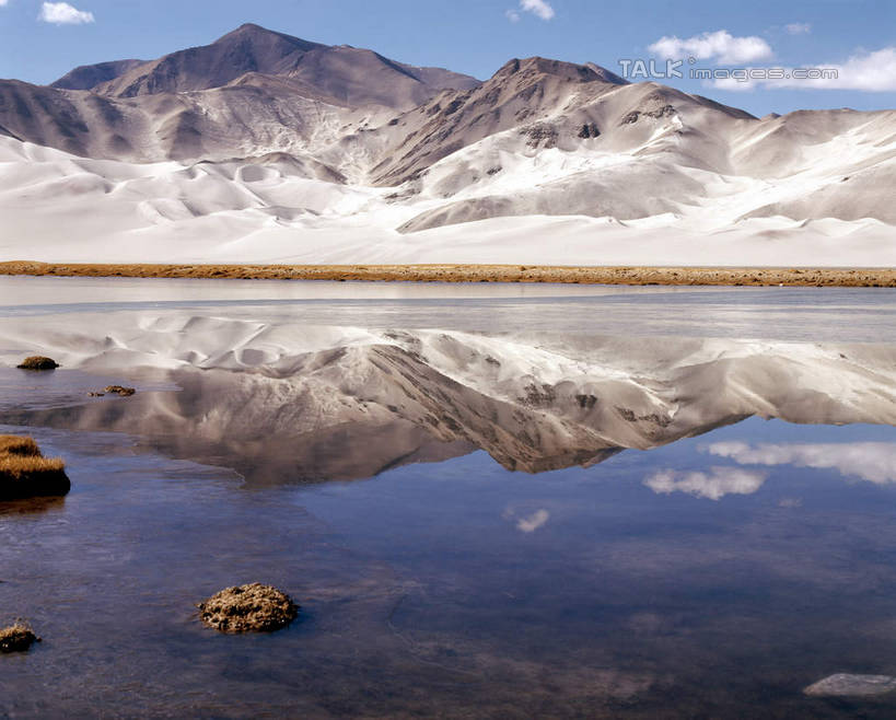 无人,横图,室外,白天,正面,旅游,度假,湖,湖泊,石头,美景,山,山脉,水,中国,亚洲,阴影,波纹,光线,石子,影子,湖面,景观,山峰,水流,水面,云,云朵,涟漪,山峦,云彩,娱乐,蓝色,白云,倒影,蓝天,水纹,天空,阳光,自然,波浪,湖水,群山,天,享受,休闲,景色,放松,晴朗,倒映,自然风光,东亚,新疆,白沙湖,阿勒泰地区,伊犁,中华人民共和国,水晕,新疆维吾尔自治区,西北地区,伊犁哈萨克自治州,反照,石块,岩石,晴空,彩图,哈巴河,哈巴河县,新,shcm1