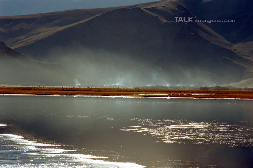 无人,横图,室外,白天,正面,旅游,度假,湖,湖泊,石头,美景,山,山脉,水,中国,亚洲,阴影,波纹,光线,石子,影子,湖面,景观,山峰,水流,水面,涟漪,山峦,娱乐,蓝色,倒影,蓝天,水纹,天空,阳光,自然,波浪,湖水,群山,天,享受,休闲,景色,放松,晴朗,倒映,自然风光,东亚,新疆,喀拉库勒湖,卡拉库勒湖,万里无云,中华人民共和国,水晕,新疆维吾尔自治区,西北地区,克孜勒苏,克孜勒苏柯尔,克孜勒苏柯尔克孜自治州,反照,石块,岩石,晴空,晴空万里,彩图,阿克陶,阿克陶县,新,shcm1