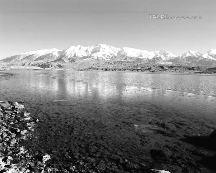 无人,横图,黑白,室外,白天,正面,旅游,度假,湖,湖泊,石头,美景,山,水,雪,雪山,大雪,中国,亚洲,阴影,波纹,光线,石子,影子,冰,湖面,积雪,景观,山峰,水流,水面,雪景,冬季,冬天,涟漪,山峦,娱乐,倒影,水纹,天空,阳光,自然,波浪,湖水,天,享受,休闲,景色,放松,寒冷,冰冷,倒映,自然风光,东亚,新疆,喀拉库勒湖,卡拉库勒湖,中华人民共和国,水晕,严寒,冰凉,酷寒,凛冽,凛凛,极冷,新疆维吾尔自治区,西北地区,克孜勒苏,克孜勒苏柯尔,克孜勒苏柯尔克孜自治州,反照,石块,岩石,阿克陶,阿克陶县,新,shcm1