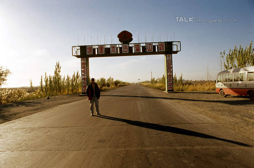 东方人,一个人,站,横图,室外,白天,正面,旅游,度假,美景,植物,道路,路,公路,中国,亚洲,仅一个男性,仅一个人,阴影,服装,光线,影子,景观,交通,休闲装,黄种人,娱乐,树,树木,仅一个年轻男性,衣服,蓝色,绿色,蓝天,天空,阳光,自然,天,站着,享受,休闲,休闲服,景色,放松,服饰,生长,晴朗,成长,自然风光,东亚,新疆,塔克拉玛干沙漠,塔里木沙漠公路,塔里木,万里无云,中华人民共和国,新疆维吾尔自治区,西北地区,塔克拉玛干,塔克拉玛干大沙漠,塔里木盆地,男人,男性,年轻男性,亚洲人,晴空,晴空万里,马路,站立,彩图,全身,新,shcm1