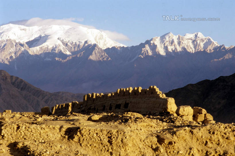无人,横图,室外,白天,正面,旅游,度假,石头,美景,名胜古迹,山,山脉,标志建筑,地标,建筑,中国,亚洲,阴影,遗迹,光线,石子,影子,景观,山峰,云,云朵,山峦,云彩,古迹,文物,娱乐,建设,古建筑,废墟,蓝色,白云,蓝天,天空,阳光,自然,群山,天,享受,休闲,旅游胜地,景色,放松,晴朗,自然风光,古文明,东亚,新疆,帕米尔高原,中华人民共和国,新疆维吾尔自治区,西北地区,石块,岩石,晴空,彩图,塔什库尔干塔吉克自治县,喀什地区,塔什库尔,新,shcm1