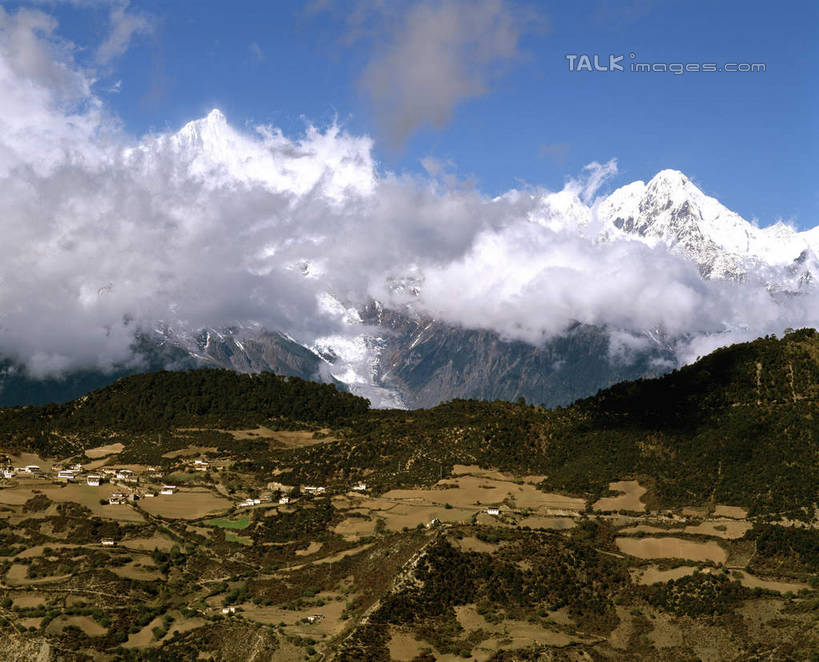 无人,横图,室外,白天,正面,旅游,度假,石头,美景,山,山脉,中国,亚洲,阴影,光线,石子,影子,景观,山峰,云,云朵,山峦,云彩,娱乐,迪庆,卡瓦格博峰,梅里雪山,云南,蓝色,白云,蓝天,天空,阳光,自然,群山,天,享受,休闲,景色,放松,晴朗,自然风光,东亚,迪庆藏族自治州,云南省,卡瓦博格,德钦县,中华人民共和国,西南地区,滇,迪庆州,石块,岩石,晴空,彩图,雪山太子,shcm1