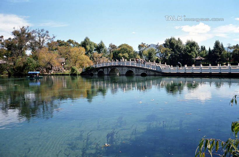 无人,公园,横图,室外,白天,正面,旅游,度假,湖,湖泊,石头,名胜古迹,树林,水,植物,标志建筑,地标,建筑,丽江,中国,亚洲,阴影,波纹,遗迹,光线,石子,影子,湖面,水流,水面,云,云朵,桥,涟漪,云彩,古迹,文物,娱乐,建设,古建筑,石桥,云南,拱桥,栈桥,树,树木,蓝色,绿色,白云,倒影,蓝天,水纹,天空,阳光,自然,波浪,湖水,天,享受,休闲,旅游胜地,放松,拱形,生长,晴朗,成长,人行桥,石拱桥,倒映,古文明,东亚,云南省,黑龙潭公园,丽江古城,中华人民共和国,水晕,西南地区,滇,丽江市,反照,玉泉公园,石块,晴空,彩图,大研古城,丽江古镇,丽江黑龙潭,shcm1
