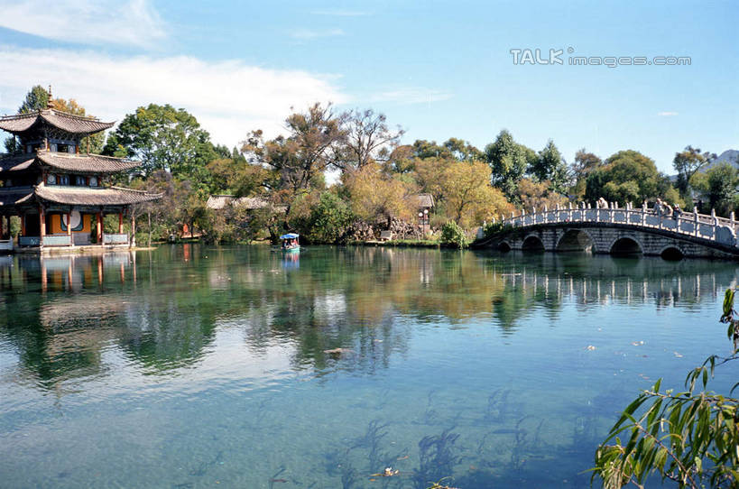 无人,公园,横图,室外,白天,正面,旅游,度假,湖,湖泊,石头,名胜古迹,树林,水,植物,标志建筑,地标,建筑,丽江,中国,亚洲,阴影,波纹,遗迹,光线,石子,影子,亭子,湖面,水流,水面,云,云朵,桥,涟漪,云彩,古迹,文物,娱乐,建设,古建筑,石桥,云南,拱桥,栈桥,树,树木,蓝色,绿色,白云,倒影,蓝天,水纹,天空,阳光,自然,波浪,湖水,天,享受,休闲,旅游胜地,放松,拱形,生长,晴朗,成长,人行桥,石拱桥,倒映,古文明,东亚,云南省,黑龙潭公园,丽江古城,中华人民共和国,水晕,西南地区,滇,丽江市,反照,玉泉公园,石块,晴空,彩图,大研古城,丽江古镇,丽江黑龙潭,shcm1