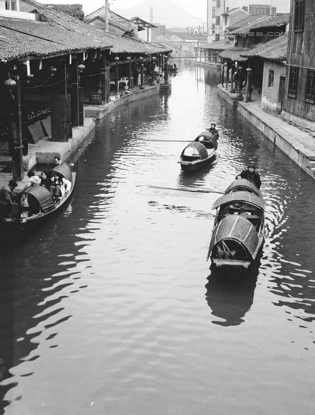 无人,家,竖图,俯视,黑白,室外,白天,旅游,度假,河流,名胜古迹,水,标志建筑,地标,建筑,船,中国,亚洲,波纹,遗迹,房屋,屋子,河水,水流,涟漪,古迹,文物,娱乐,建设,古建筑,浙江,楼房,住宅,浙江省,倒影,水纹,交通工具,波浪,享受,休闲,旅游胜地,放松,倒映,舟,载具,古文明,东亚,绍兴,乌篷船,中华人民共和国,华东地区,水晕,浙,绍兴市,反照,高角度拍摄,房子,shcm1