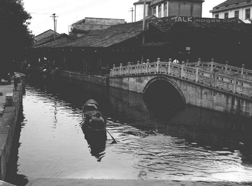 无人,家,横图,俯视,黑白,室外,白天,旅游,度假,河流,石头,名胜古迹,水,植物,标志建筑,地标,建筑,船,中国,亚洲,波纹,遗迹,石子,房屋,屋子,河水,水流,桥,涟漪,古迹,文物,娱乐,建设,古建筑,石桥,浙江,楼房,拱桥,住宅,栈桥,树,树木,浙江省,倒影,水纹,天空,自然,交通工具,波浪,天,享受,休闲,旅游胜地,放松,拱形,生长,成长,人行桥,石拱桥,倒映,舟,载具,古文明,东亚,绍兴,乌篷船,中华人民共和国,华东地区,水晕,浙,绍兴市,反照,石块,高角度拍摄,房子,shcm1